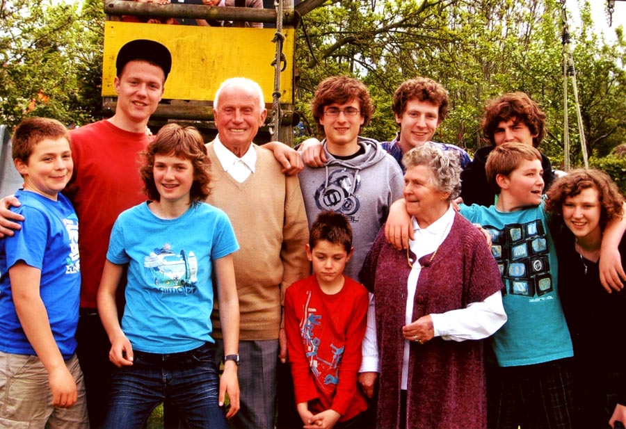 Gerard met zijn negen kleinkinderen